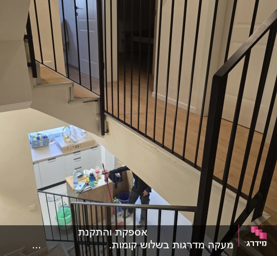 מעקה מתכת במדרגות עם רצפת עץ
